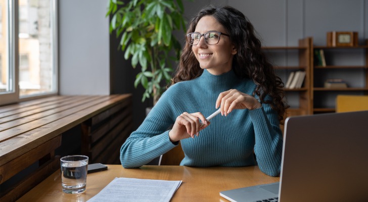An investor smiling after her gap trading strategy paid off.
