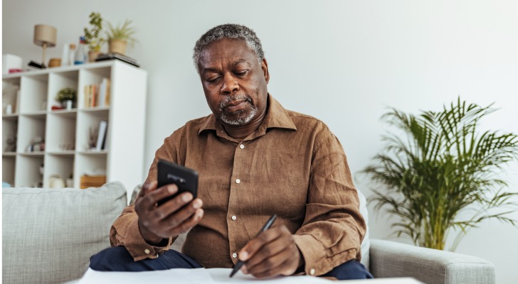 A man calculates his Social Security benefits.