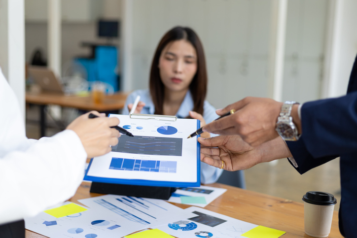 A new financial advisor joins a firm after working with a recruiter.