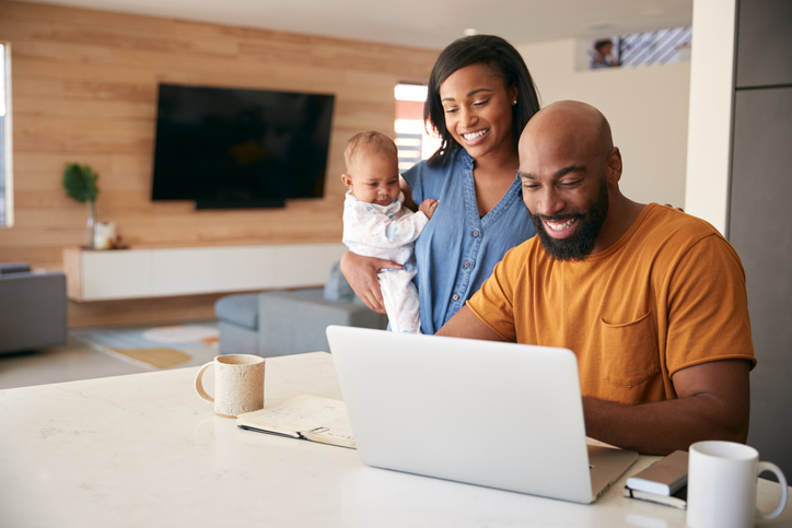 Parents looking up the requirements for the California Earned Income Tax Credit (CalEITC).