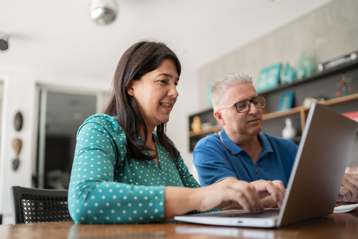 A couple creating an estate plan to avoid probate in Tennessee after consulting with a financial advisor.