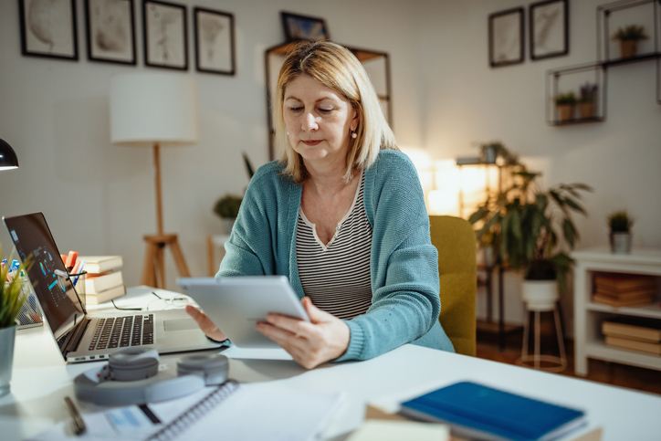 A woman reviewing her estate plan to ensure that her assets get distributed without having to undergo probate in Tennessee.