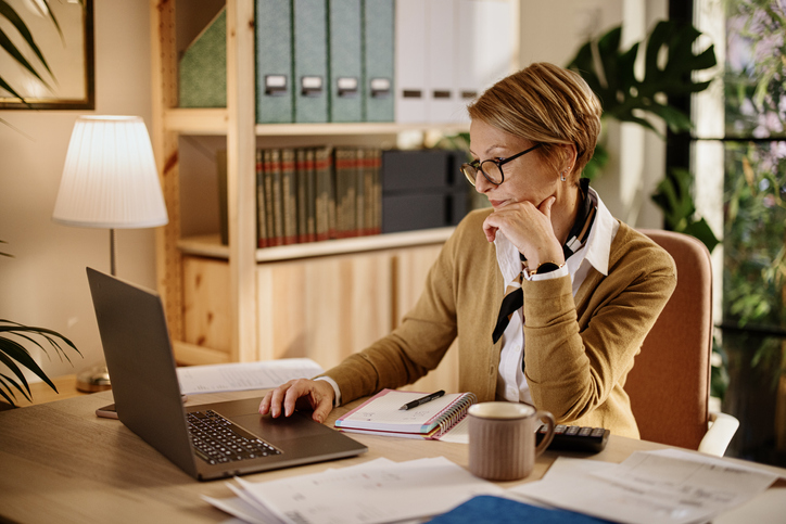 A woman researching how to avoid probate in Tennessee.