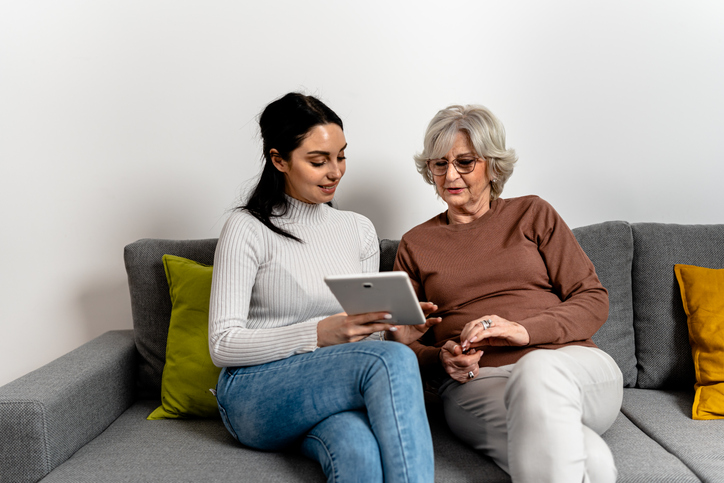 A mother and daughter researching differences between immediate and deferred annuities.