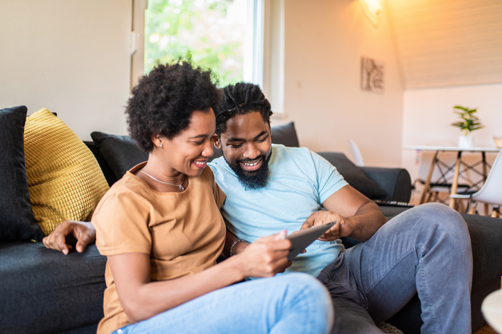 A couple getting approved for a low mortgage rate.