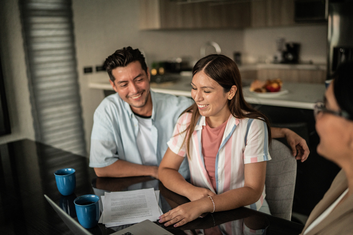 A couple reading estate planning documents in Arkansas.
