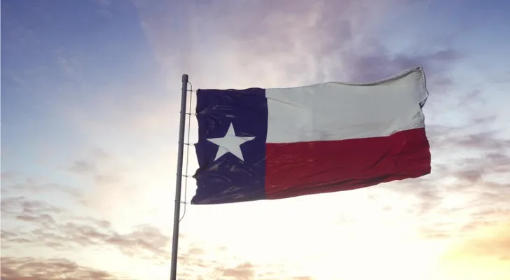 Creating a will in Texas requires you to sign the document in the presence of two witnesses who are at least 14 years old.