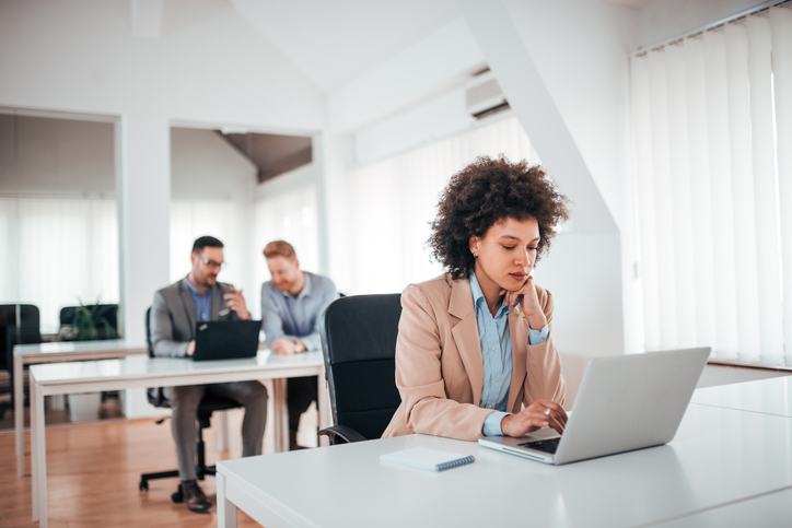 A woman looking for an entry level financial planning job.