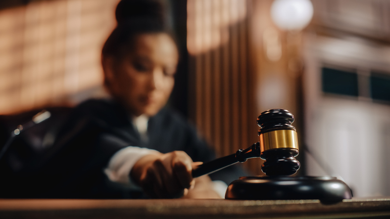 A judge strikes her gavel during a divorce hearing.