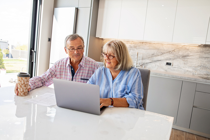 A senior couple researching how to avoid probate in Mississippi.