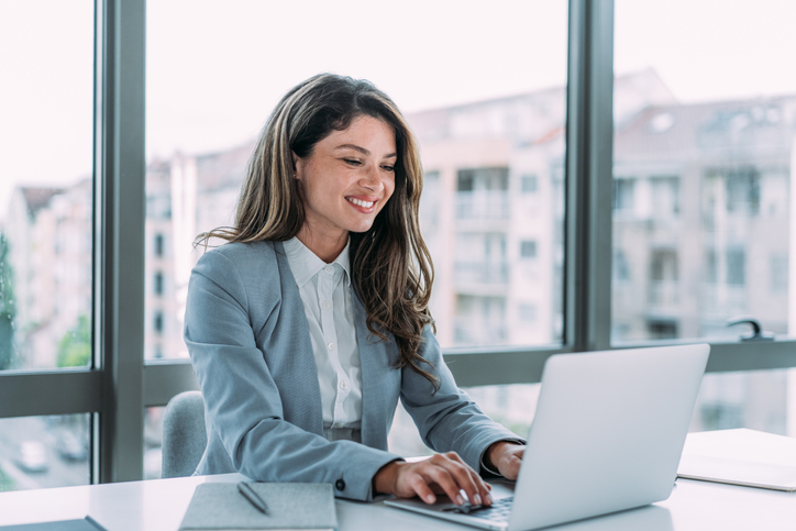 A woman using a financial planning resource to estimate the return on her investments.