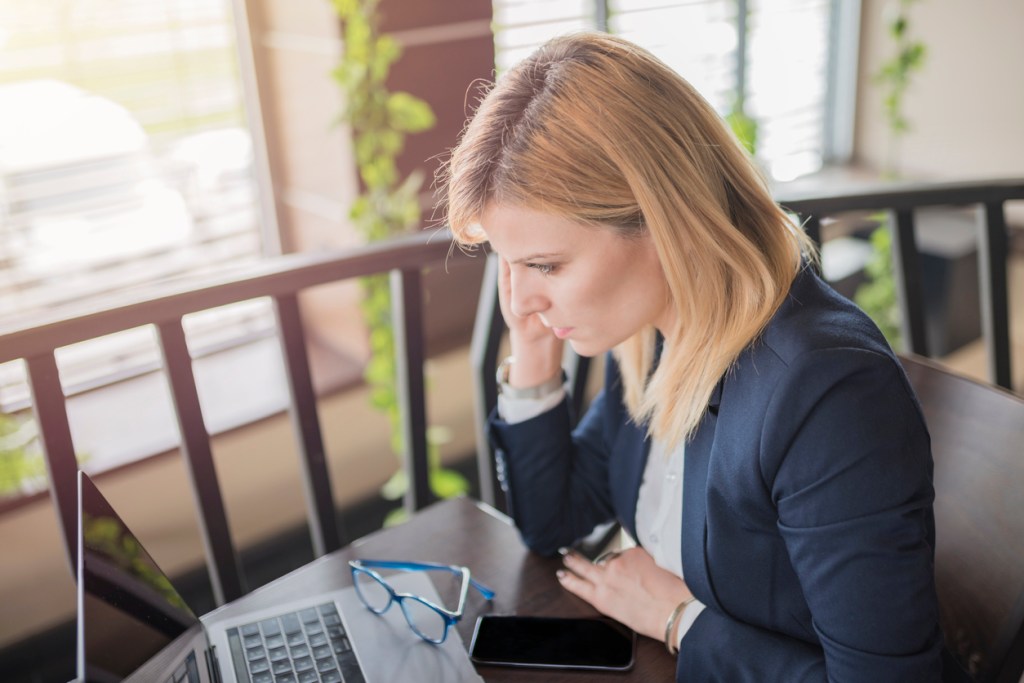 A woman taking a financial planner course online.