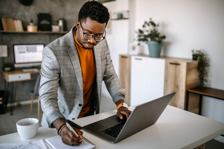 An investor researching how to invest in Treasury Notes.