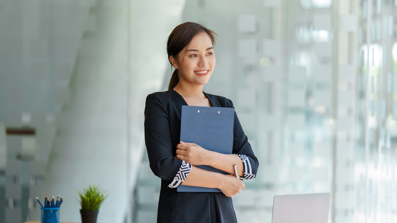 An investor comparing the benefits of investing in I bonds vs. EE bonds.