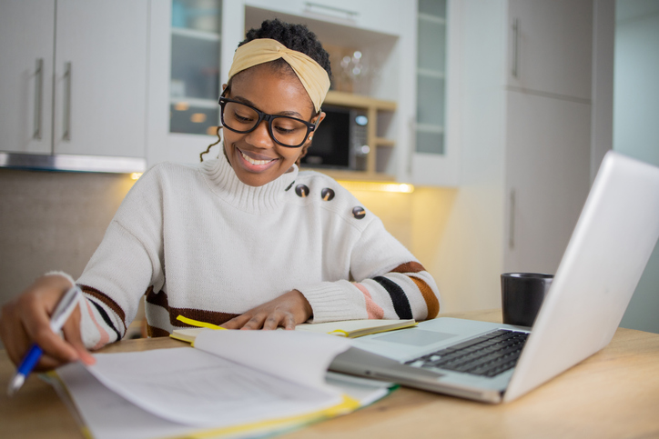 An investor researching the benefits of investing in I bonds and EE bonds.