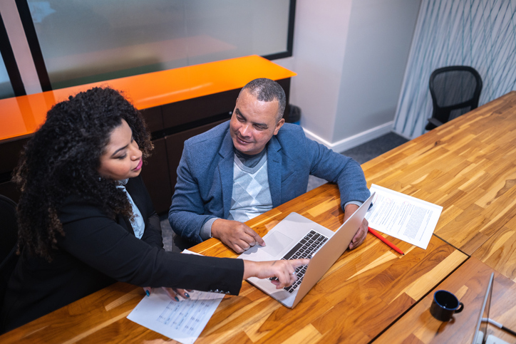 A client meeting with a financial advisor to discuss an estate plan to avoid probate in Florida.