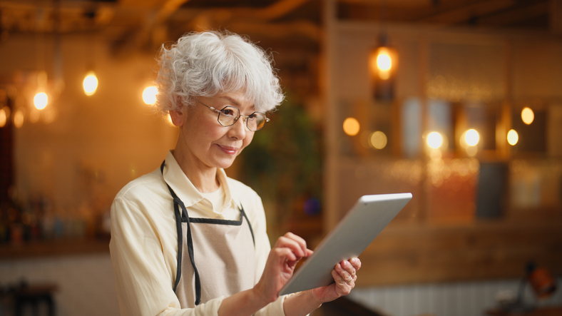 A senior comparing different types of annuities.