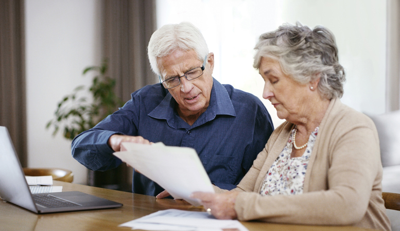 A senior couple creating an estate plan in Minnesota.