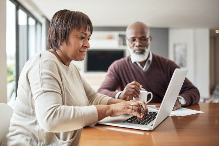 A couple creating an estate plan to avoid probate in Oregon.