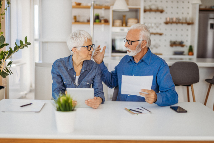 A senior couple researching strategies to avoid probate in Oregon.