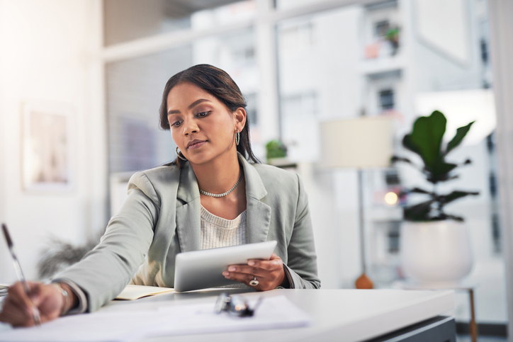 An investor researching the key differences between fee-based and commission-based financial advisor fees.