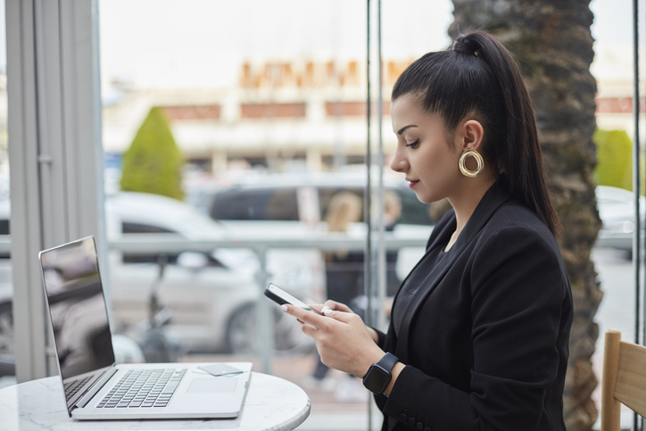 A woman researching automated investment features to manage her portfolio.