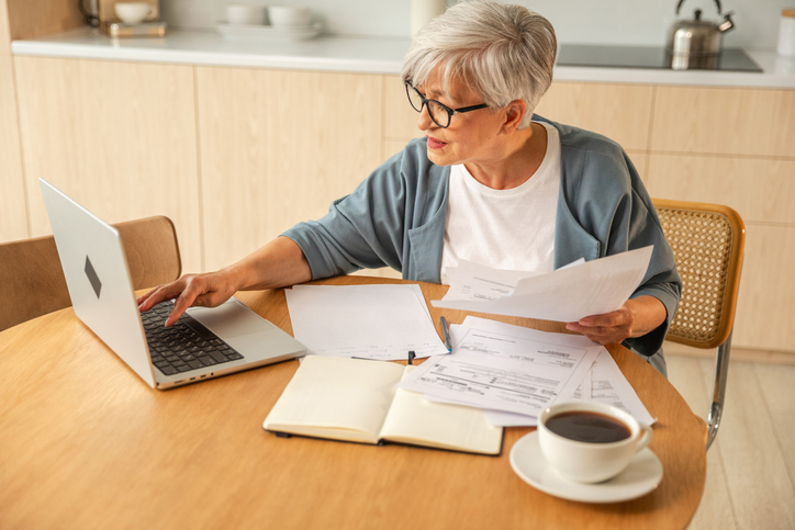 A woman looking up how much her beneficiaries would have to pay in estate tax for her state.