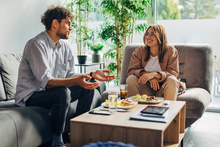 A couple discussing how much child support they will have to split in Pennsylvania.