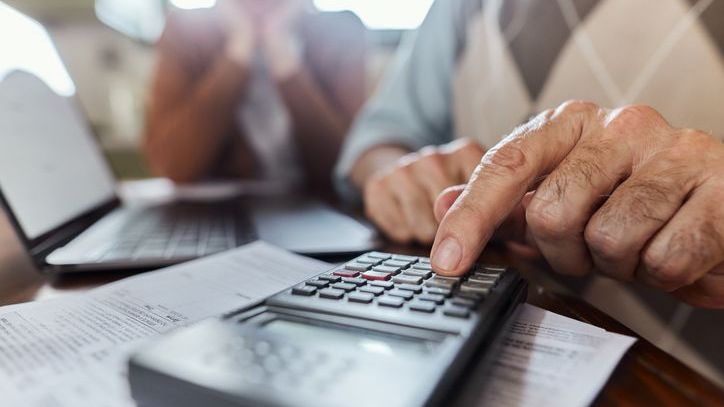 An elderly man calculates how much income his lump some pension payment may generate for him.