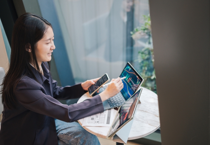 An investor using automated investing to manage her portfolio.