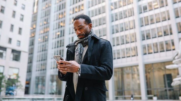 A man emails his financial advisor to set up a meeting to talk about his wealth management plan.