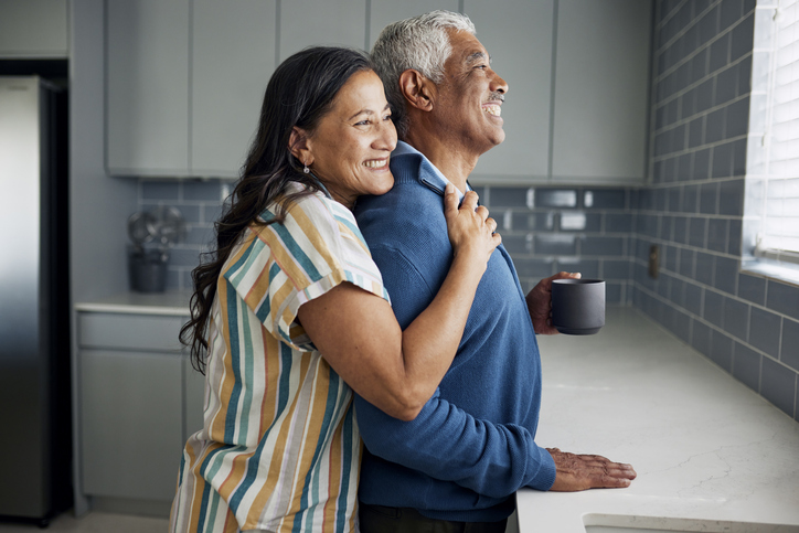 A couple enjoys their retirement after avoiding common retirement planning mistakes.