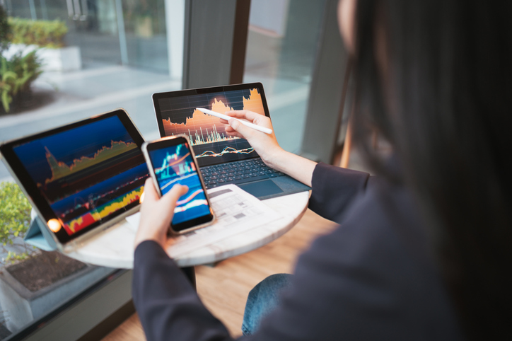 An investor comparing the performance of mutual fund and ETF investments.