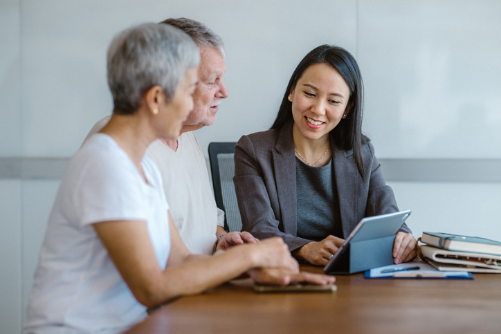 A financial advisor explaining how spousal Social Security benefits work.