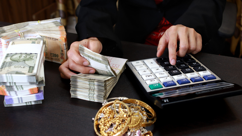 A beginner investor buys physical gold.