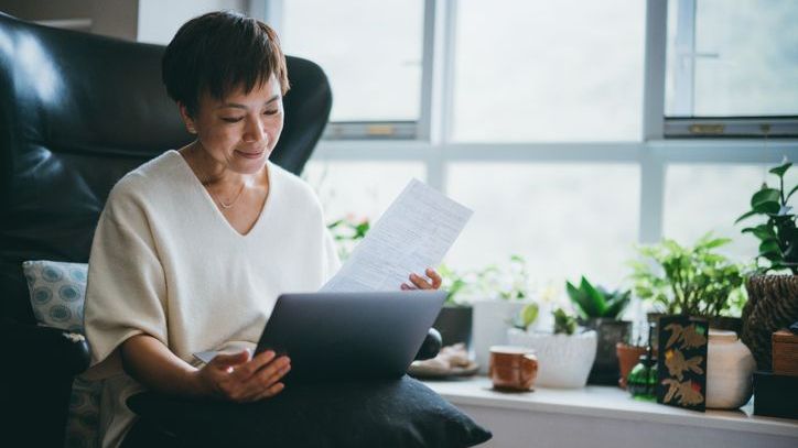 A woman reviews the 401(k) beneficiary rules for non-spouses.