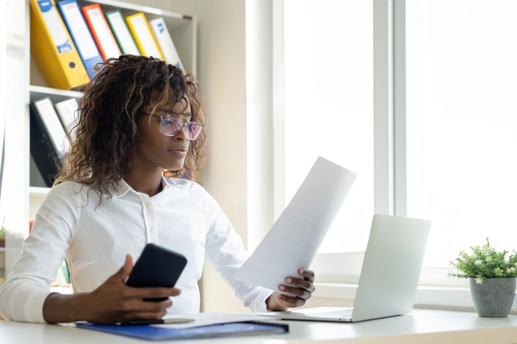 An employee reviewing her compensation plan.