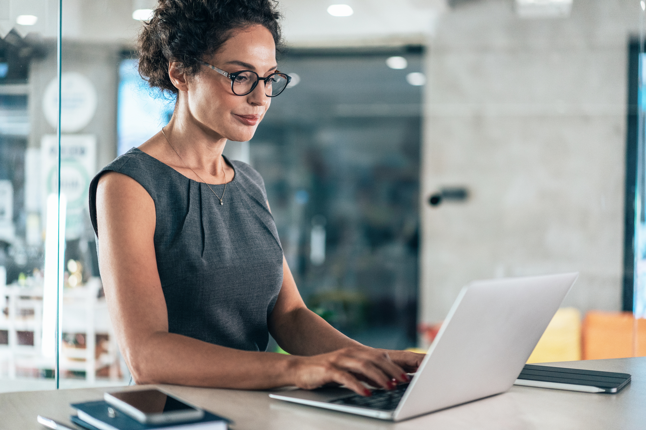 An investor looking up the differences between private and public equity for her portfolio.