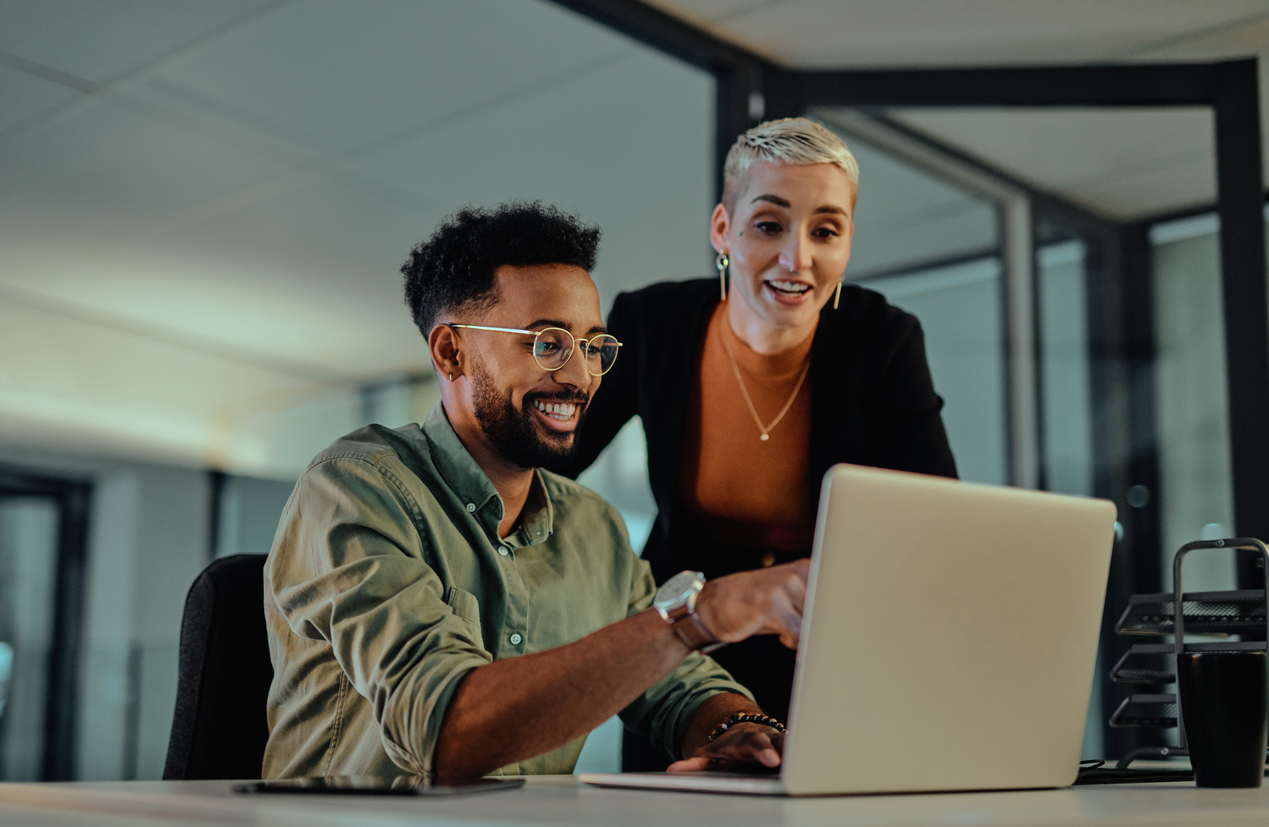A financial advisor helping a client determine a good dividend payout ratio.