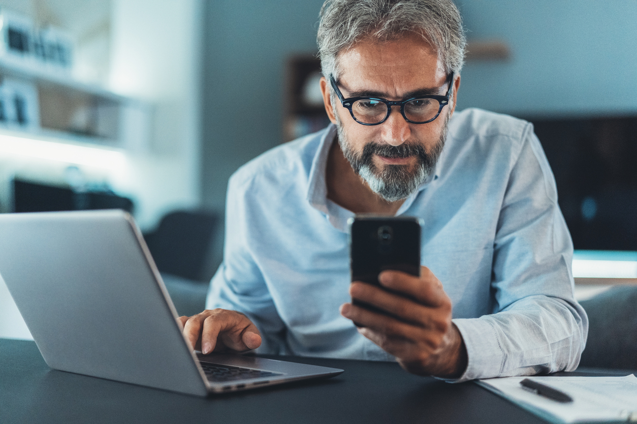 An investor reviewing the benefits and drawbacks of investing in S&P 500 futures.