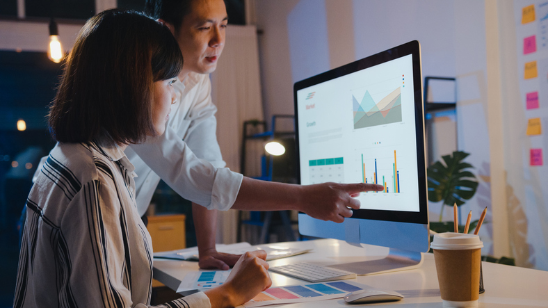 A financial advisor explaining the difference between a pullback and a reversal.