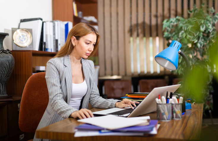 An investor researching how to invest in a SPAC.