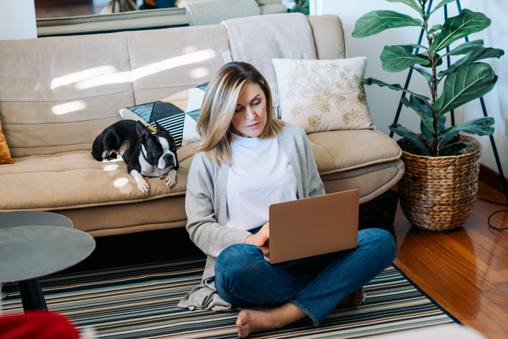 A woman looking up how a deferred compensation plan works in Missouri.