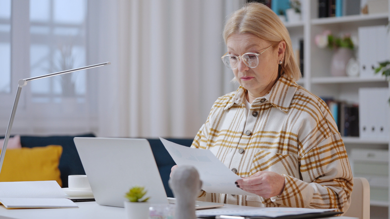 An investor reviewing spot trading and futures trading strategies for her portfolio.