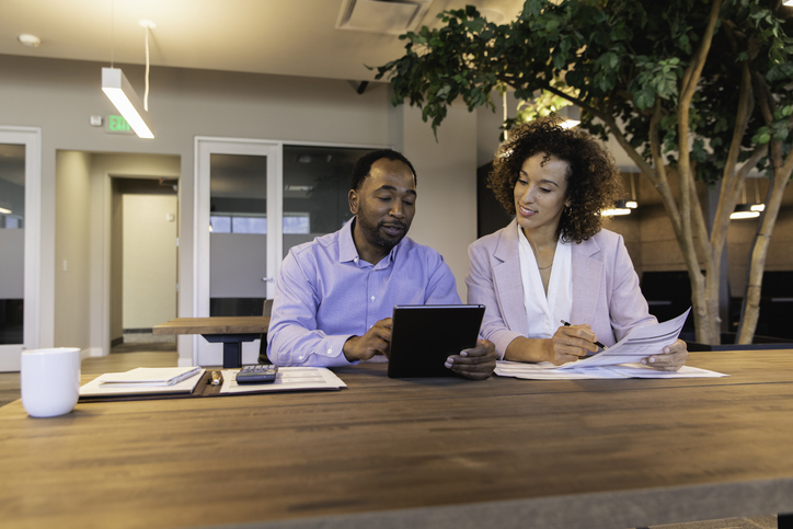 An investor discussing profit booking strategies with a financial advisor.