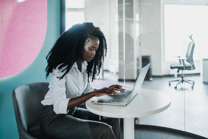 An investor comparing net settlement vs. gross settlement.