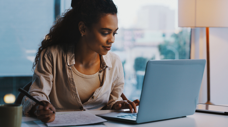 A woman creating a retirement plan that includes a withdrawal strategy from her 401(k).