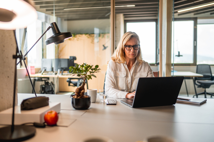 An investor researching how ETF discounts work.