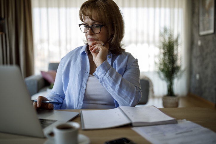 An investor researching how to invest in sovereign bonds.