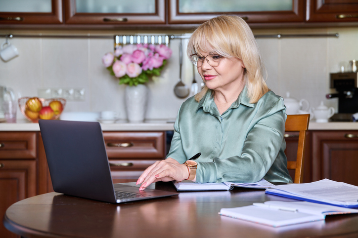 An investor researches how a naked call options strategy works in investing.
